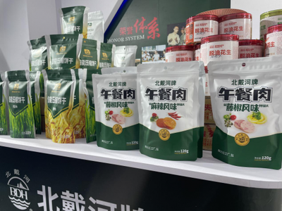 秦皇島海洋食品再登糖酒會(huì) 硬核品質(zhì)嶄新演繹，消費(fèi)市場(chǎng)裂變?cè)诩? class=